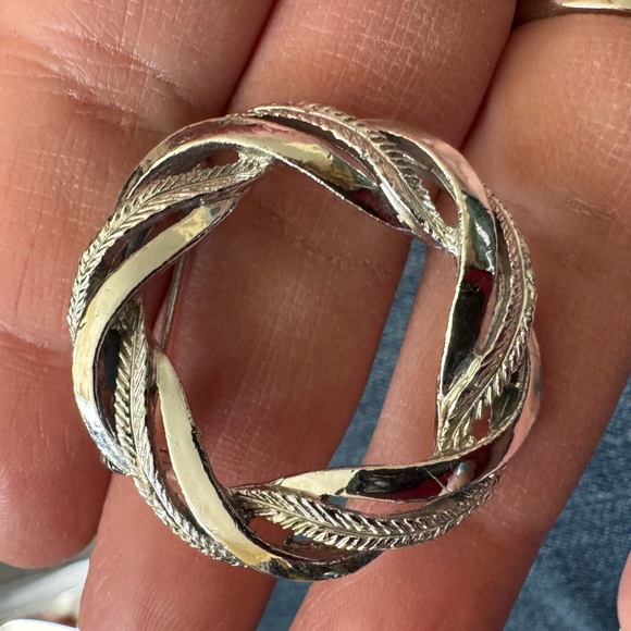 Gerry’s Jewelry - Gerry’s vintage silver tone circle brooch, EUC.